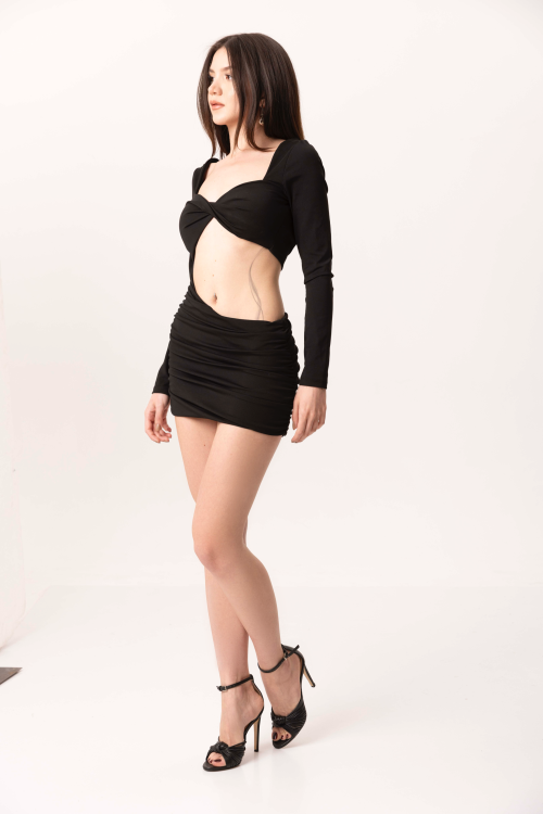 Siyah Göğüs ve Sırt Dekolteli Mini Elbise
